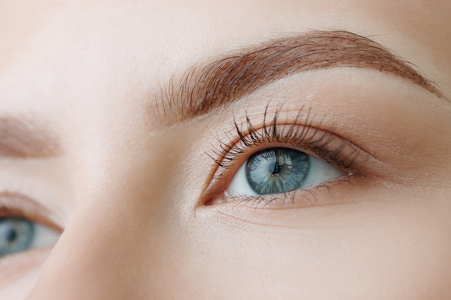 Browlift - Kleine Narbe, großer Effekt